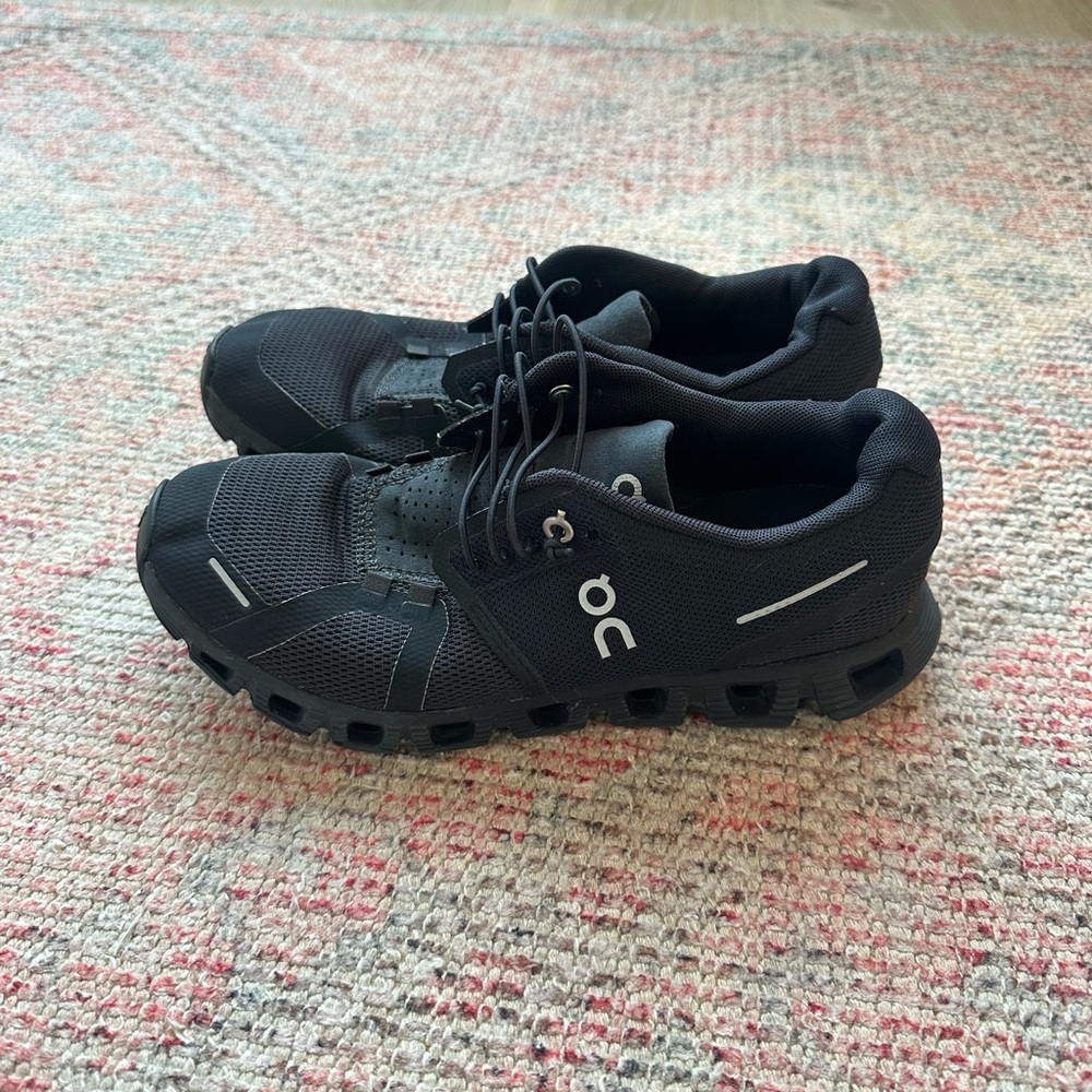 Black On Cloud 6 Sneakers size 6.5 - great condition